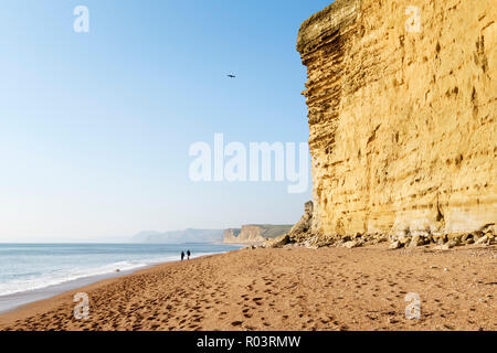 La parte occidentale di Chesil Beach a Burton Cliff su Jurassic Coast, vicino a Bridport, Dorset, England, Regno Unito Foto Stock