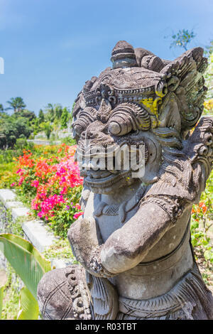 Statua presso il Taman Ujung acqua Soekasada palace di Bali, Indonesia Foto Stock