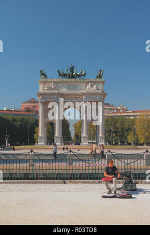 Milano, Italia- Settembre 28, 2018: musicista di strada e arco trionfale (Arco della Pace) Foto Stock
