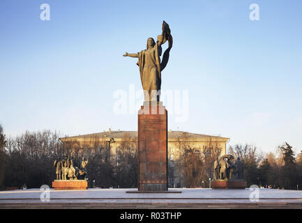 Monumento ai combattenti della rivoluzione a Bishkek. Kirghizistan Foto Stock