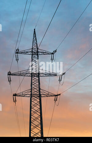 Top ostacolare un 220 kilovolt potenza elettrica pilone (con braccio a traliccio) con 6 fasi e una ottica di filo di messa a terra Foto Stock