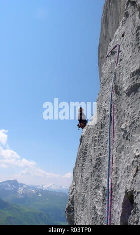 Guida di montagna arrampicata nelle Alpi della Svizzera nella regione Raetikon vicino a Klosters su un bel giorno di estate Foto Stock