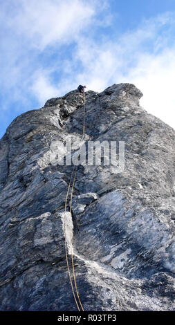 Guida di montagna arrampicata nelle Alpi della Svizzera nella regione Raetikon vicino a Klosters su un bel giorno di estate Foto Stock