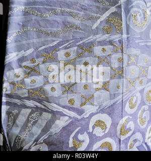 Close-up di un vestito di carta di Isabelle de Borchgrave. Foto Stock
