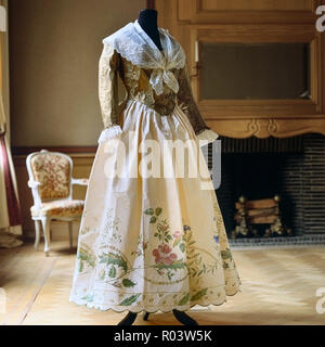 Vestito di carta e scialle di Isabelle de Borchgrave Foto Stock