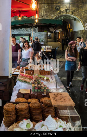 Borough Market nel borgo di Southwark è uno dei più grandi e più antiche che i mercati dei prodotti alimentari in London, England, Regno Unito Foto Stock