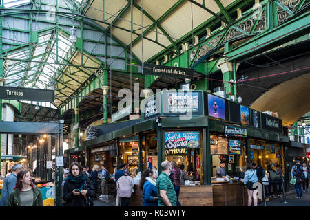 Borough Market nel borgo di Southwark è uno dei più grandi e più antiche che i mercati dei prodotti alimentari in London, England, Regno Unito Foto Stock
