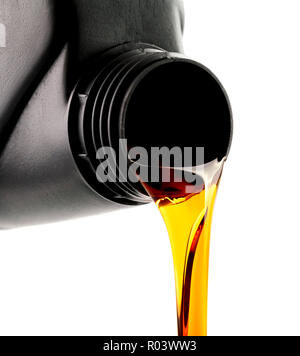 Versando auto motore olio dalla bottiglia isolato su sfondo bianco Foto Stock