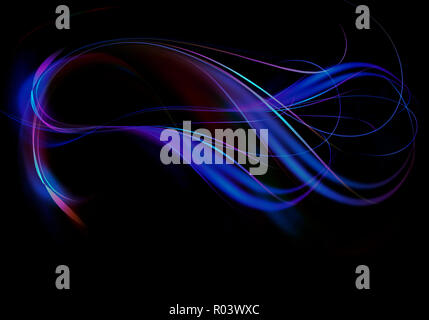 Abstract incandescente, ritorto e intrecciate flussi curvo di blu e viola con strisce onde blu su sfondo nero Foto Stock