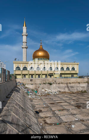 Garbage oggetto di dumping proprio dietro la famosa moschea di Nabi Saeen a Nazareth, Israele Foto Stock