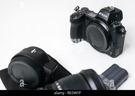 KAUNAS, Lituania - 30 ottobre 2018: Unoxing Nikon Z7 Fotocamera. Il suo un 45.7MP full-frame fotocamera mirrorless che offre un nuovo supporto obiettivo e confrontate le Foto Stock