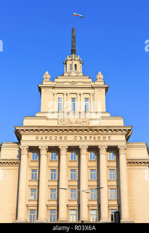 Ufficio Casa dell'Assemblea nazionale (ex Casa del partito comunista bulgaro) al di fuori delle rovine coperte di Serdica in Sofia Bulgaria Foto Stock