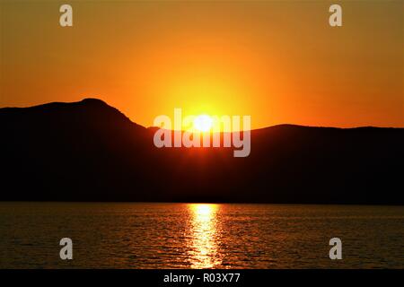 Sunset over Dalyan, Turchia, presi da una barca in un lago. Foto Stock