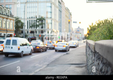 Sfocare lo sfondo con le automobili e gli edifici della città. Foto Stock