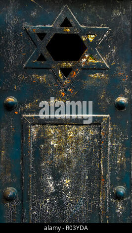 Dettaglio della storica Porta di metallo che mostra la stella di davide Foto Stock