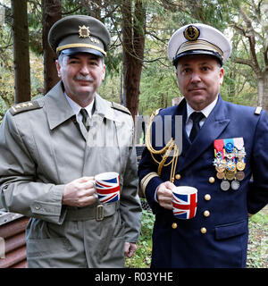 Col Jiri Niedoba (L) Difesa Attache Repubblica Ceca con il Capitano Luc Raynal French Naval Attache prendere il caffè dopo la Cecoslovacchia memoriale di servizio Foto Stock