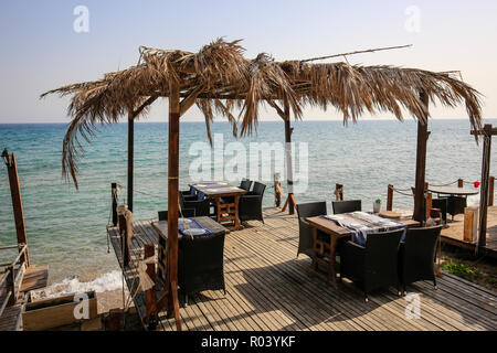 Bogazi, Repubblica Turca di Cipro del Nord, Cipro - Ristorante Koerfez situato sulla penisola Karpaz direttamente al mare Foto Stock