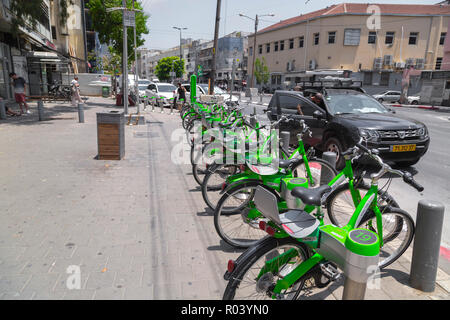 Tel Aviv, Israele - 6 Giugno 2018: noleggio city bike stazione chiamata 'Telofan' di Tel Aviv, Israele. Il Telofan è fornito dal comune di Tel Aviv Foto Stock
