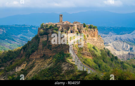 La famosa Civita di Bagnoregio colpita dal sole in un giorno di tempesta. Provincia di Viterbo, Lazio, Italia. Foto Stock