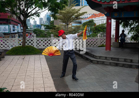 Repubblica di Singapore, ventola danza al parco della gente nel complesso a Chinatown Foto Stock