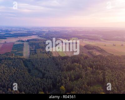 Antenna: campi nella luce del tramonto. Vista Drone Foto Stock