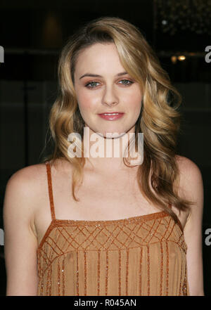 Alicia Silverstone arrivando al XIX Genesi annuale Premi presso il Beverly Hilton di Los Angeles. Marzo 19, 2005.SilverstoneAlicia036 Red Carpet Event, verticale, STATI UNITI D'AMERICA, industria cinematografica, celebrità, fotografia, Bestof, arte cultura e intrattenimento, Topix celebrità moda / Verticale, meglio di, evento nella vita di Hollywood - California, moquette rossa e dietro le quinte, USA, industria cinematografica, celebrità, movie celebrità, personaggi televisivi, musica celebrità, fotografia, Bestof, arte cultura e intrattenimento, Topix, headshot, verticale, una persona, dall'anno , 2005, inchiesta tsuni@Gamma-USA.com Foto Stock
