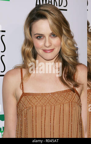 Alicia Silverstone arrivando al XIX Genesi annuale Premi presso il Beverly Hilton di Los Angeles. Marzo 19, 2005.SilverstoneAlicia037 Red Carpet Event, verticale, STATI UNITI D'AMERICA, industria cinematografica, celebrità, fotografia, Bestof, arte cultura e intrattenimento, Topix celebrità moda / Verticale, meglio di, evento nella vita di Hollywood - California, moquette rossa e dietro le quinte, USA, industria cinematografica, celebrità, movie celebrità, personaggi televisivi, musica celebrità, fotografia, Bestof, arte cultura e intrattenimento, Topix, headshot, verticale, una persona, dall'anno , 2005, inchiesta tsuni@Gamma-USA.com Foto Stock