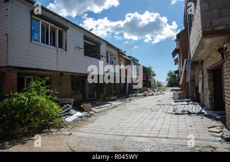 La guerra in Ucraina. Insediamento Shyrokyne, Donetsk regione. Settembre 2018. Edifici distrutti a seguito di azioni militari degli invasori russi Foto Stock