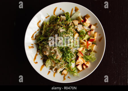 Una fresca insalata verde con noci, semi e Apple Foto Stock