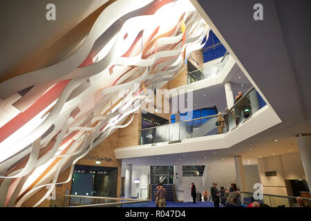 Scura sera night shot di Bridgewater Hall concerto di Manchester all'interno aree con balcone Foto Stock