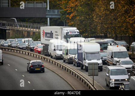 Roadworks creazione di traffico inceppamenti della coda in una direzione su un57 M Il Mancunian Way due miglia di autostrada sopraelevata Manchester City Centre Foto Stock