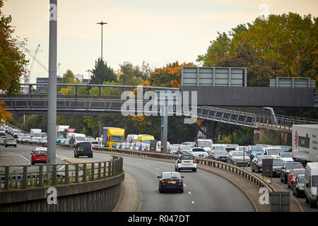 Roadworks creazione di traffico inceppamenti della coda in una direzione su un57 M Il Mancunian Way due miglia di autostrada sopraelevata Manchester City Centre Foto Stock