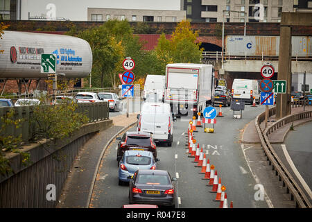 Roadworks creazione di traffico inceppamenti della coda in una direzione su un57 M Il Mancunian Way due miglia di autostrada sopraelevata Manchester City Centre Foto Stock