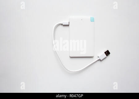 Portable Power bank con cavo USB isolato su sfondo bianco da un elevato angolo di visione Foto Stock