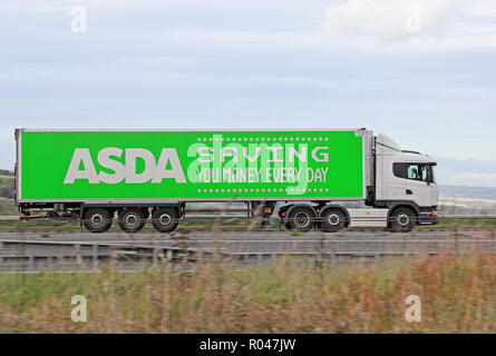 Supermercato Asda autocarro articolato Viaggiare sulla autostrada M62 Foto Stock