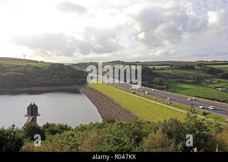 Scammonden Dam e autostrada M62 Foto Stock