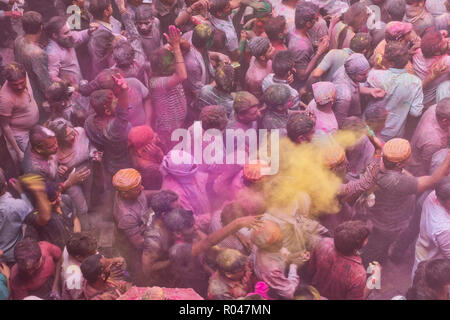 Holi festival 2018 celebrazione in Banke Bihari tempio, Vrindavan, India. Foto Stock