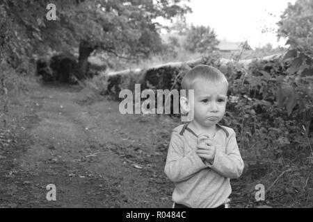 Little Boy in natura Foto Stock