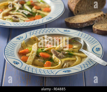 Zuppa di Lokshen. Zuppa di pollo con i noodle all'uovo. Tradizionale cibo ebreo. Foto Stock