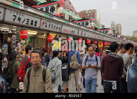 Turisti e le bancarelle del mercato intorno al tempio di Sensoji TOKYO GIAPPONE Foto Stock