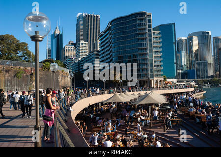 Sydney, Australia, vista città del distretto degli affari con una passeggiata lungo la riva del fiume Foto Stock
