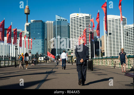 Sydney, Australia, pedoni sul Pyrmont Bridge Foto Stock