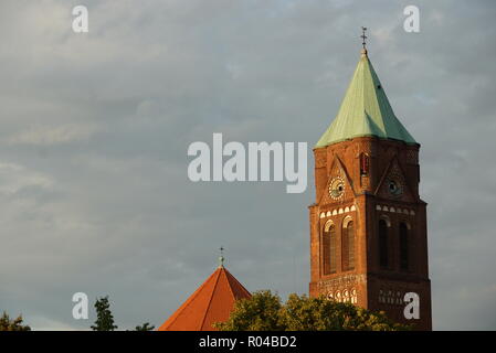 Vecchia chiesa in Berlin Spandau Rathaus con orologio Foto Stock