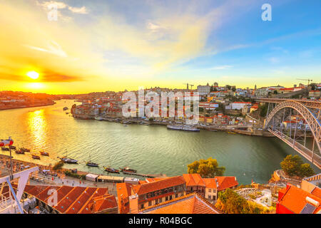 La luce del tramonto sul fiume Douro. Vila Nova de Gaia di Oporto, Portogallo. Dom Luis I ponte sul background. Foto Stock