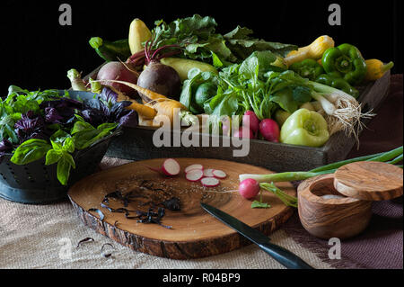 Farm-prodotti freschi nella cucina di una scena completa con legno tagliere e sale ewer. Foto Stock