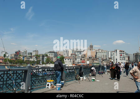 Gli uomini la pesca dal Ponte di Galata, Istanbul Foto Stock