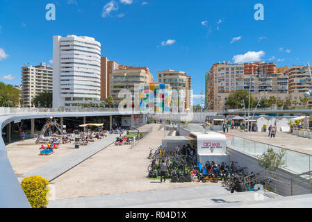 El Muelle Uno shopping centre guardando verso il centro Pompidou (Malaga Centro Pompidou Malaga), Malaga, Costa del Sol, Andalusia, Spagna Foto Stock