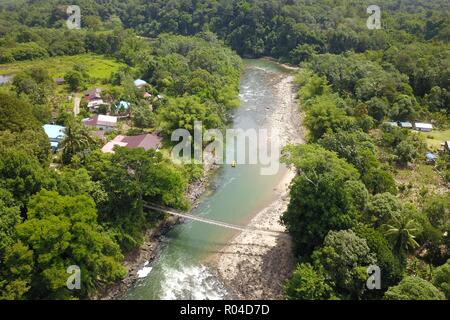 Villaggio rurale in Kiulu Sabah Borneo Malese con la natura del fiume e vegetazione verde. Foto Stock