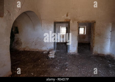Decadendo interno del vecchio abbandonato Trulli casa nella zona di Cisternino / Alberobello in Puglia, Italia meridionale. Foto Stock