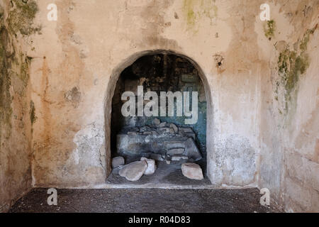 Decadendo interno del vecchio abbandonato Trulli casa nella zona di Cisternino / Alberobello in Puglia, Italia meridionale. Foto Stock